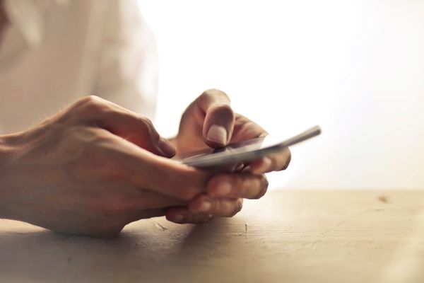 スマートフォンを操作して予約をする手元